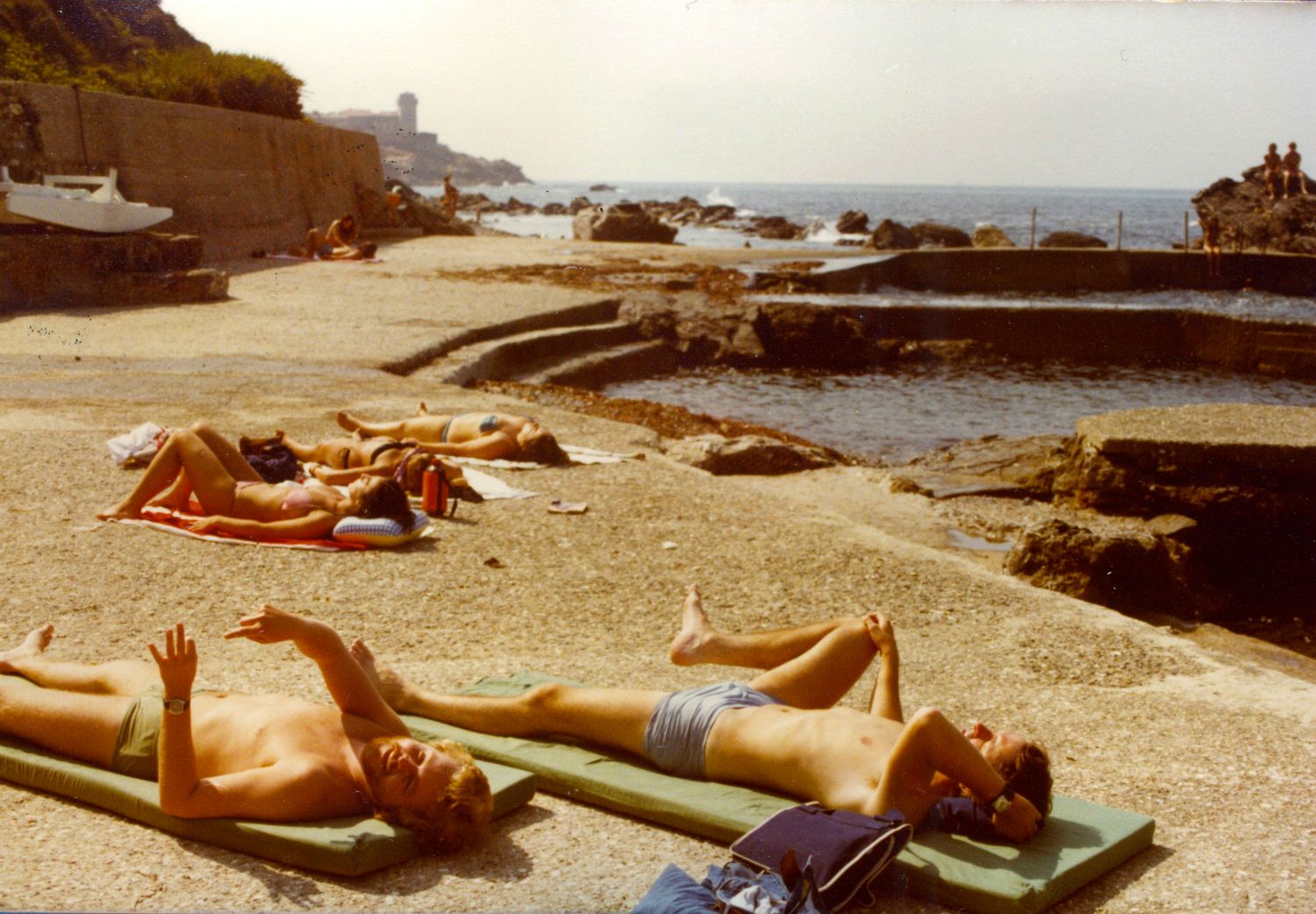 Ud på tur, her solbadning i Livorno...