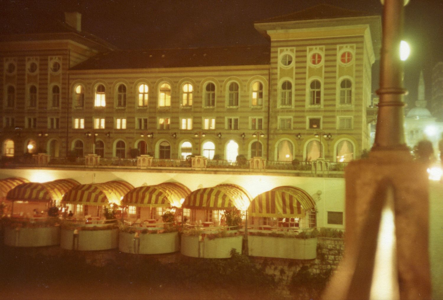 ...til byen Mostar, hvor vi får et tjekkisk studiekort og bor på dette hotel...