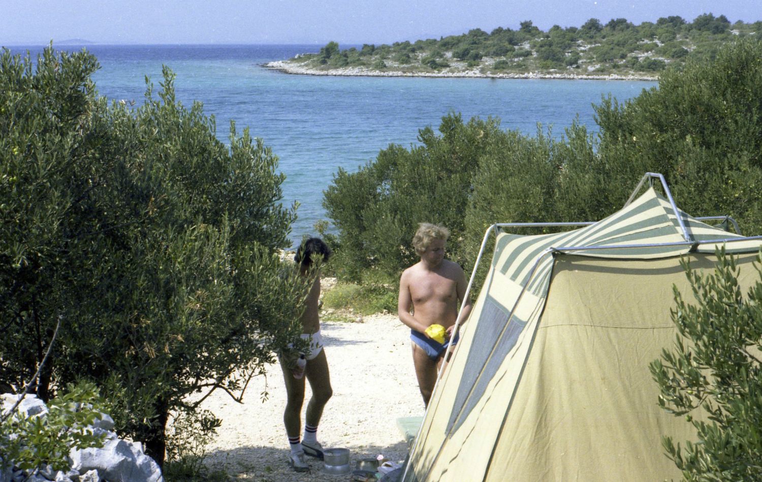 Kort vej syd for Zadar, tæt ved Biograd, finder vi en nydelig strand i Drage, hvor vi slår teltet op
