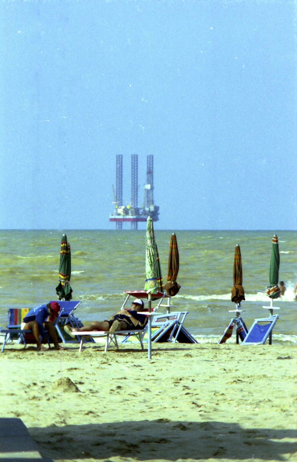 ...vi kigger på stranden og boreplatforme...