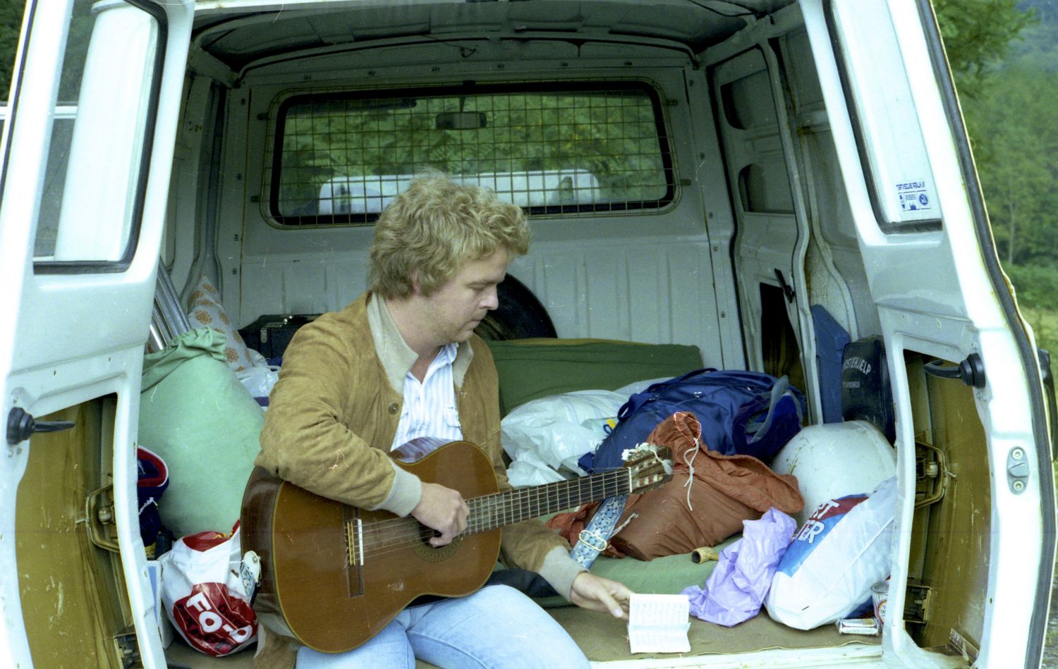 ...Stig spiller lidt guitar...