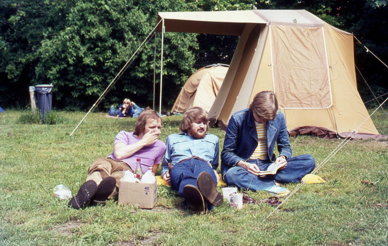 I påsken 1976 kører Parker, Michael, Henrik og Flemming til Amsterdam i sidstnævntes Citroen Dyane.