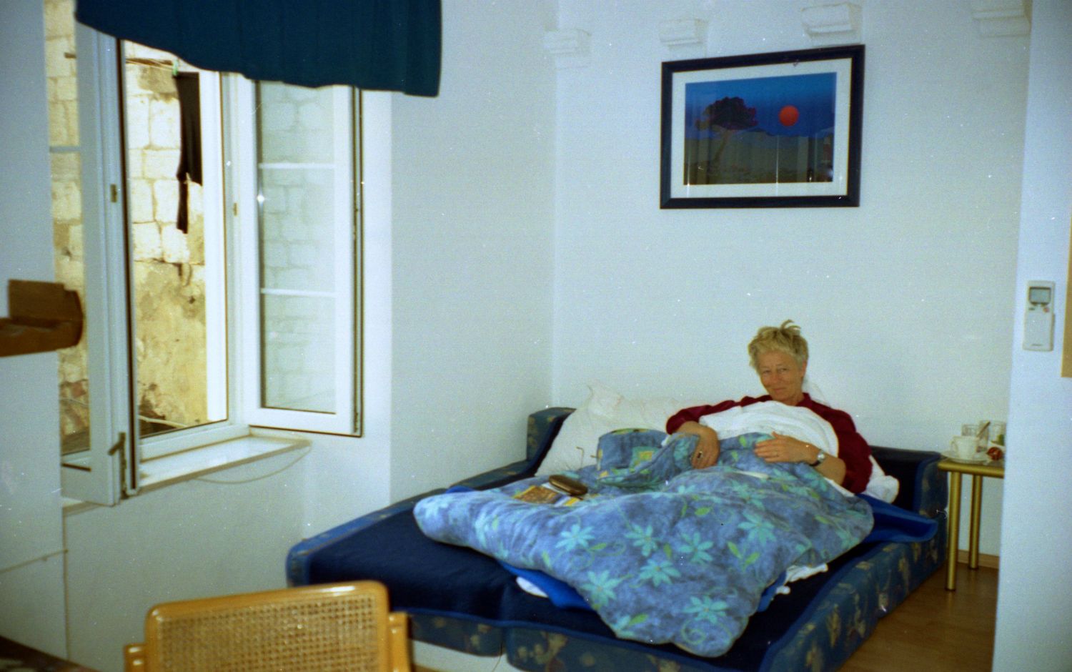For en ordens skyld lægger Anne-Grete sig med influenza, som dog går over efter et par dage.