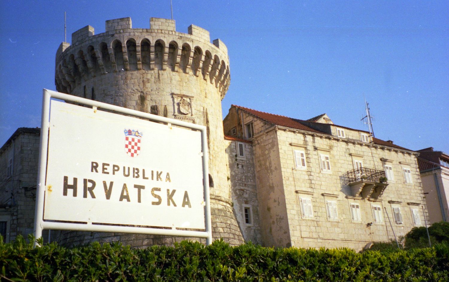 I påsken rejser vi til Kroatien, rejsen er købt gennem et lille, norsk rejseburau. Flybilletter, udlejningsbil og overnatning diverse steder for en latterlig, lav pris.