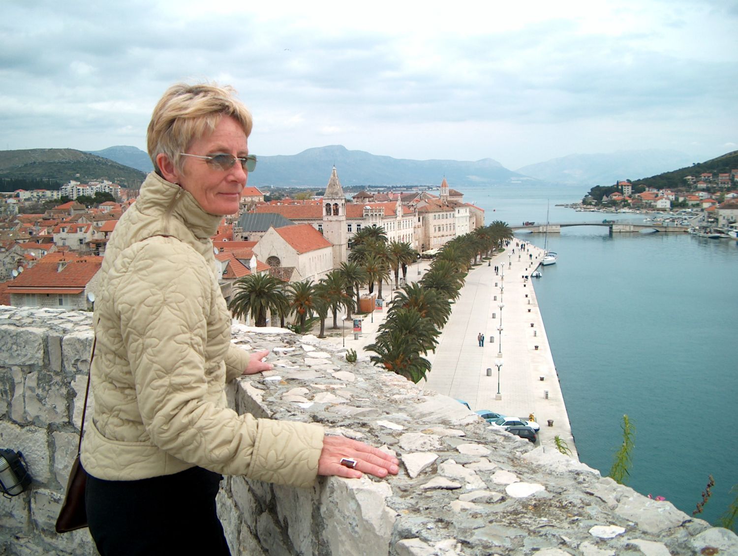 Udsigten fra fæstningen i Trogir. Split skimtes i det fjerne.