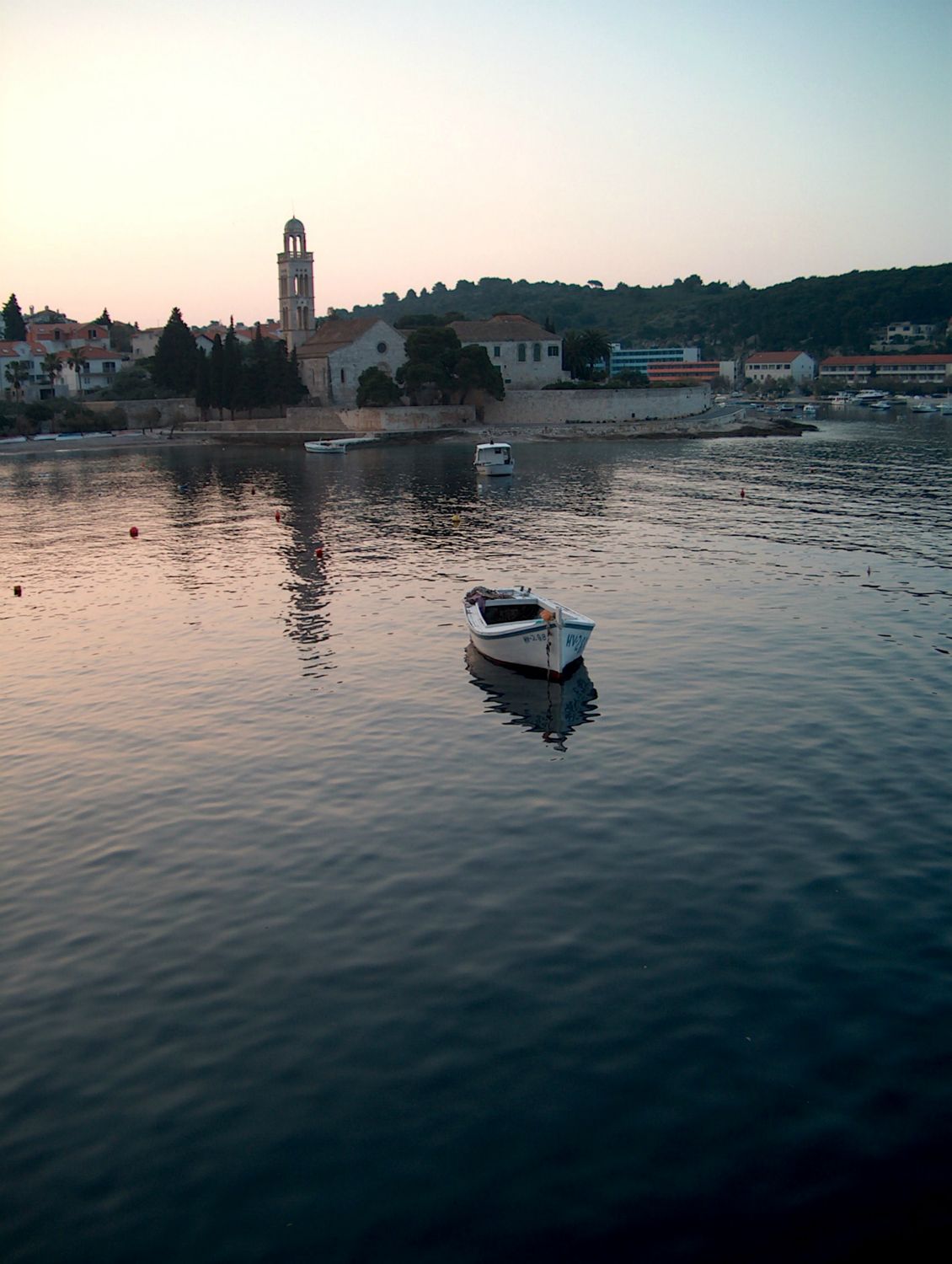 Vi sejler tilbage fra Vis. På vejen er vi inden om havnen i Hvar.