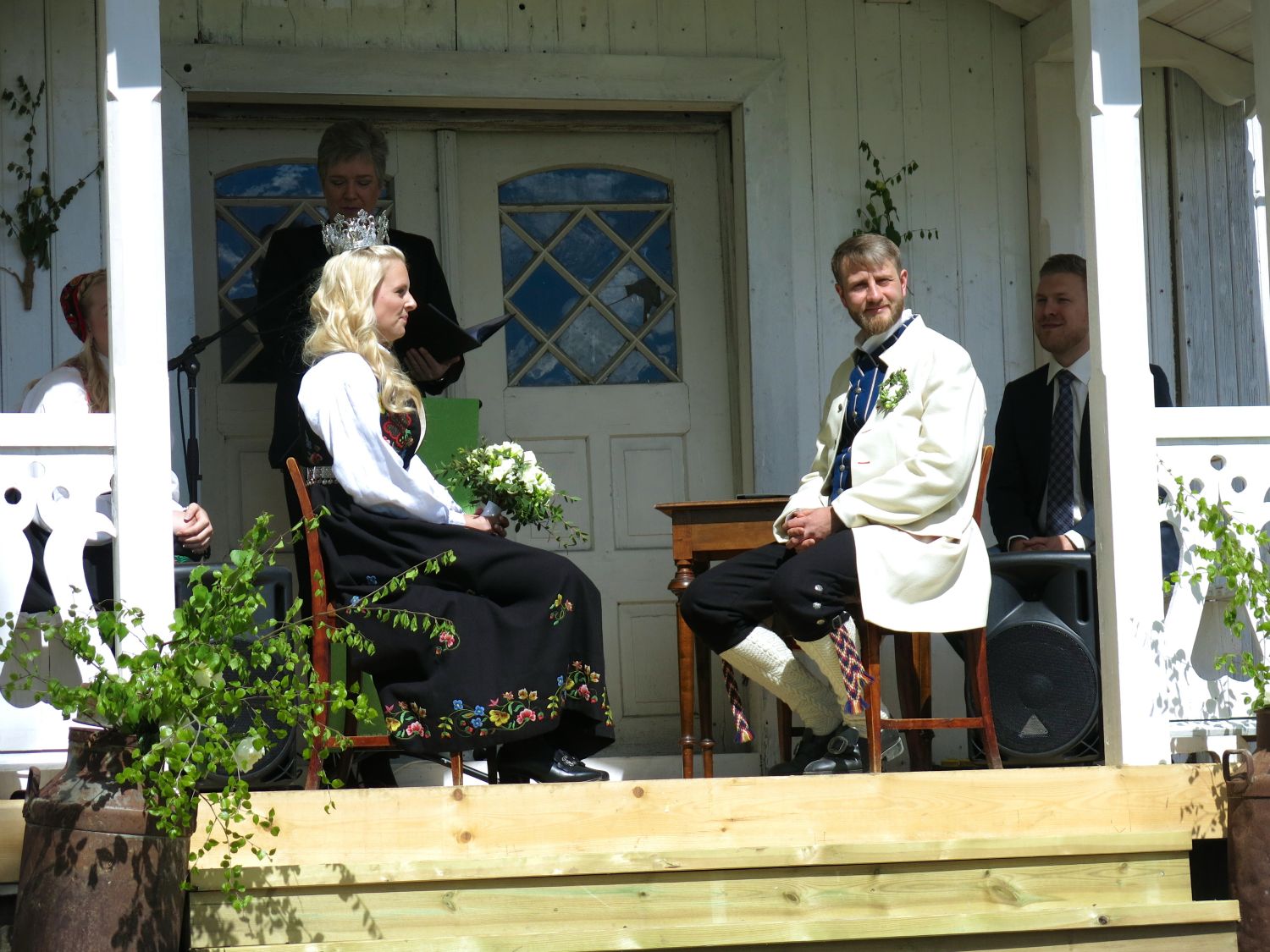 Vigsleren taler pent om brudeparet