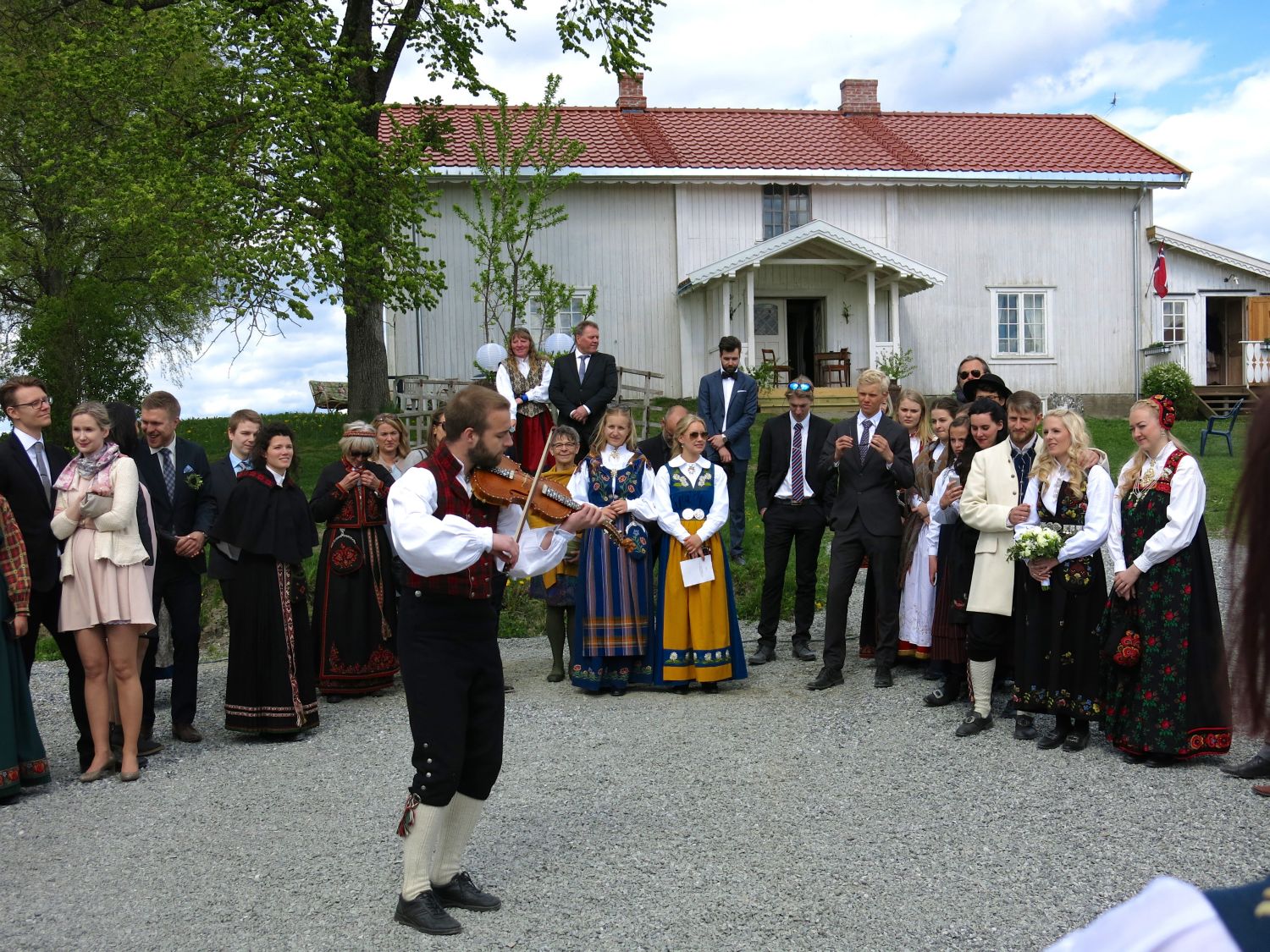 Spellemannen spiller og forteller Fanitullen