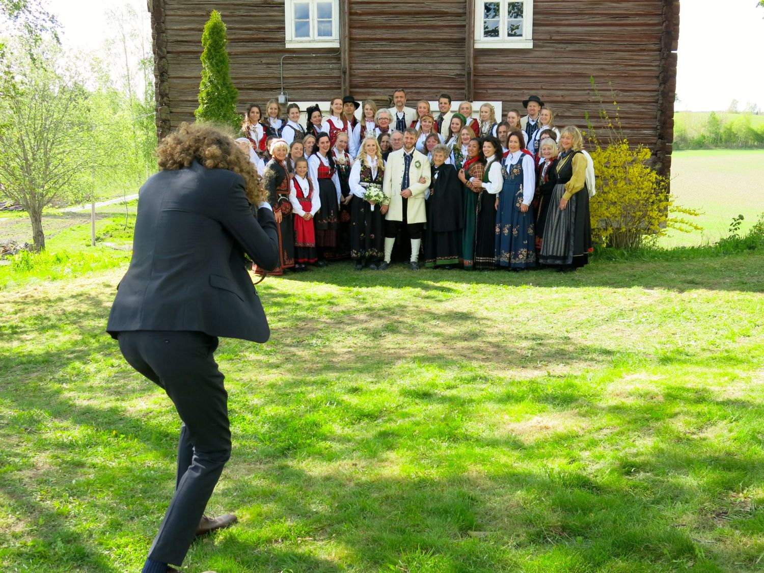 Steffen tar gruppebilde av de som har bunad