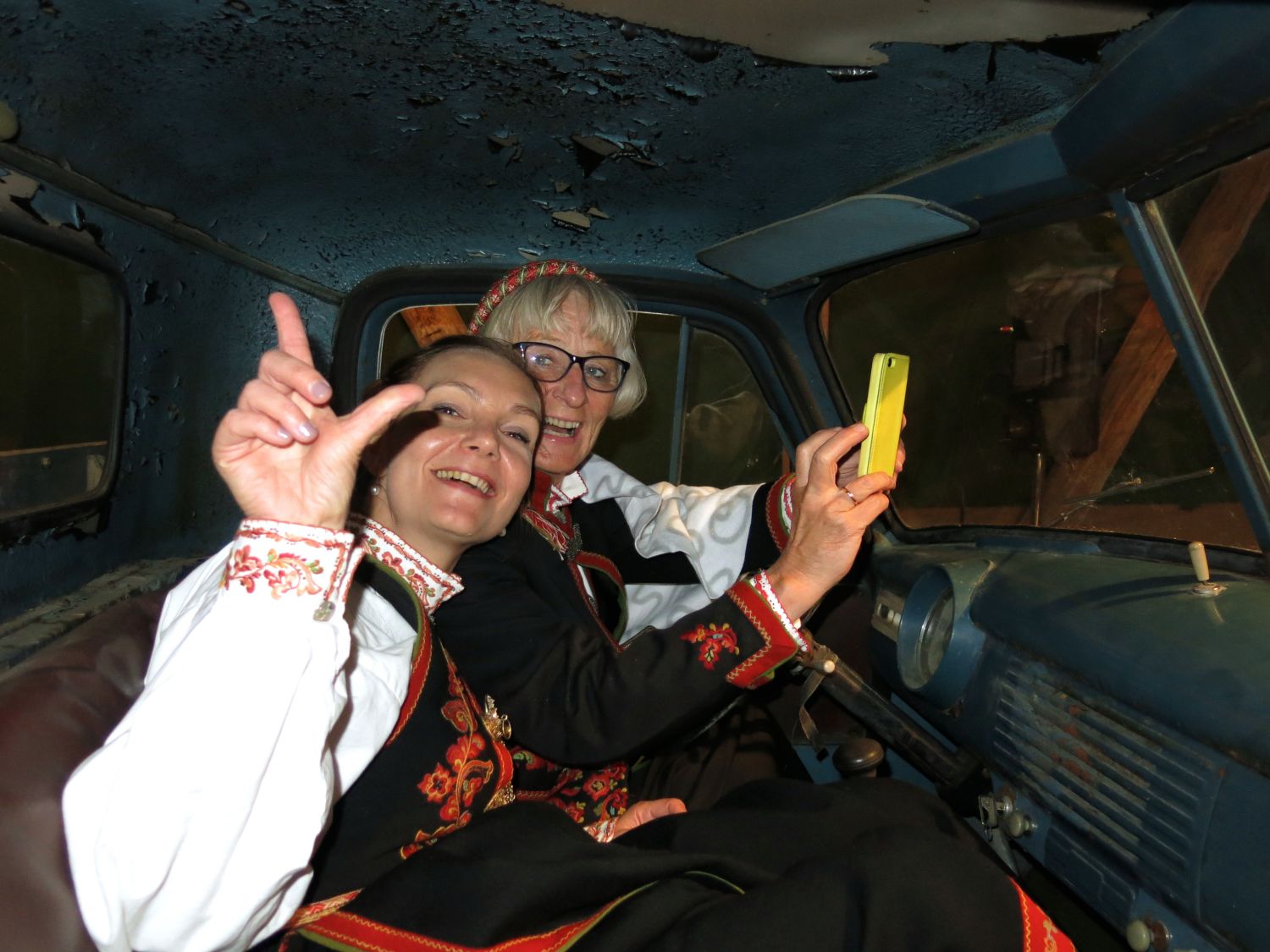 Anne-Grete og Maria på biltur