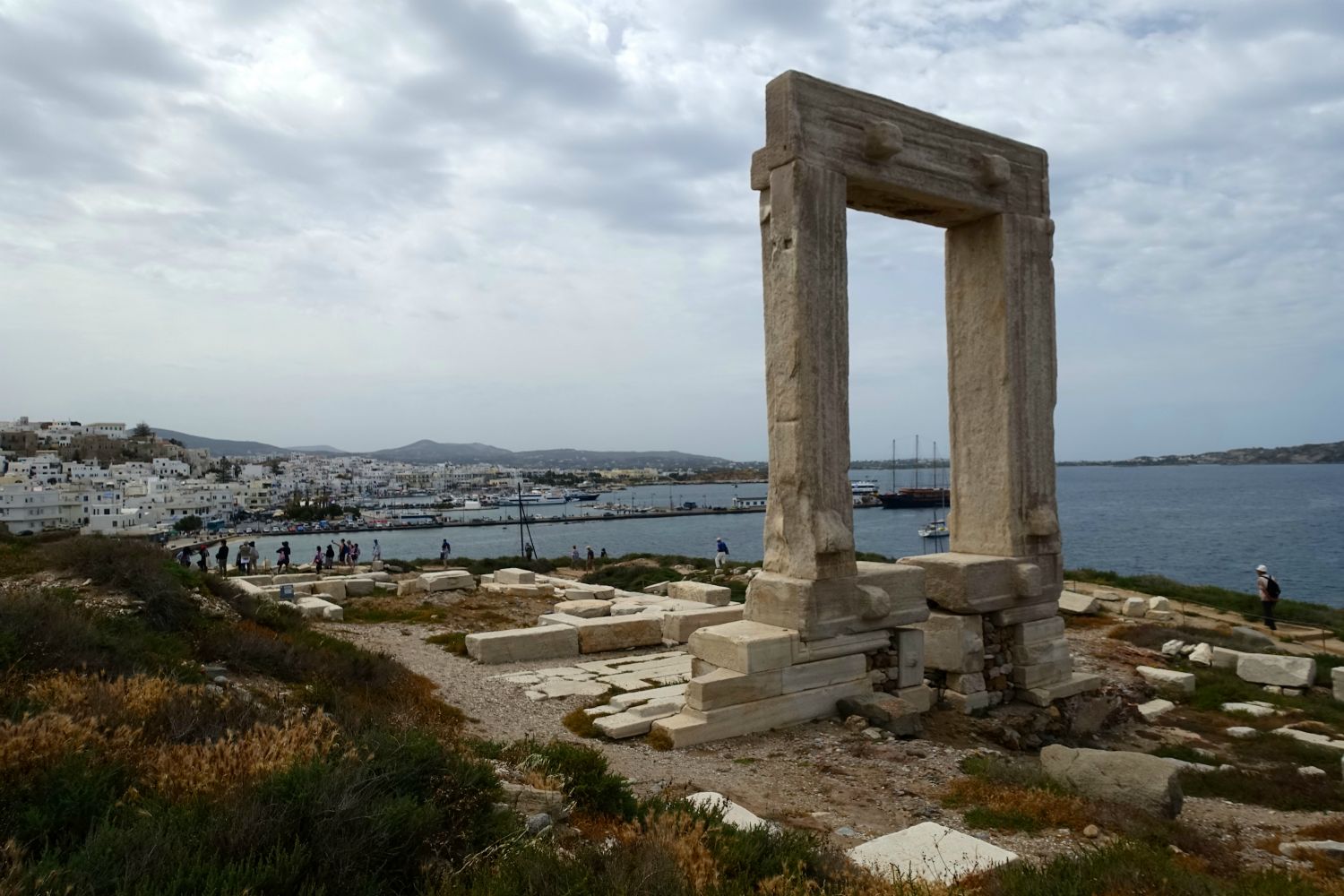 Apollotemplet ved indsejlingen til havnen.