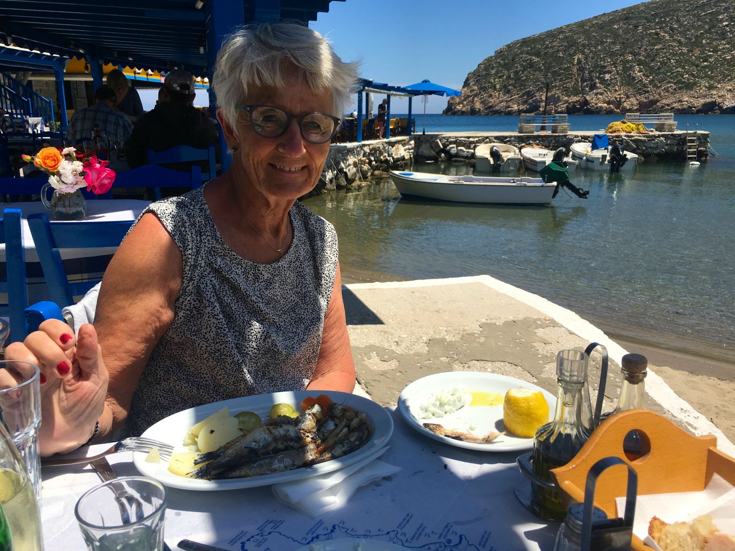 Grillede sardiner i havnen.