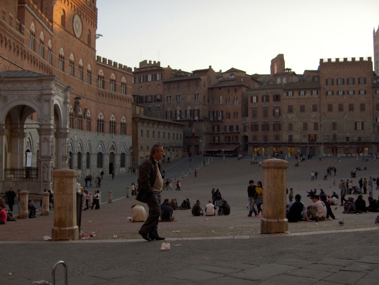 Vi lejer bil Pisa og kører til Siena...