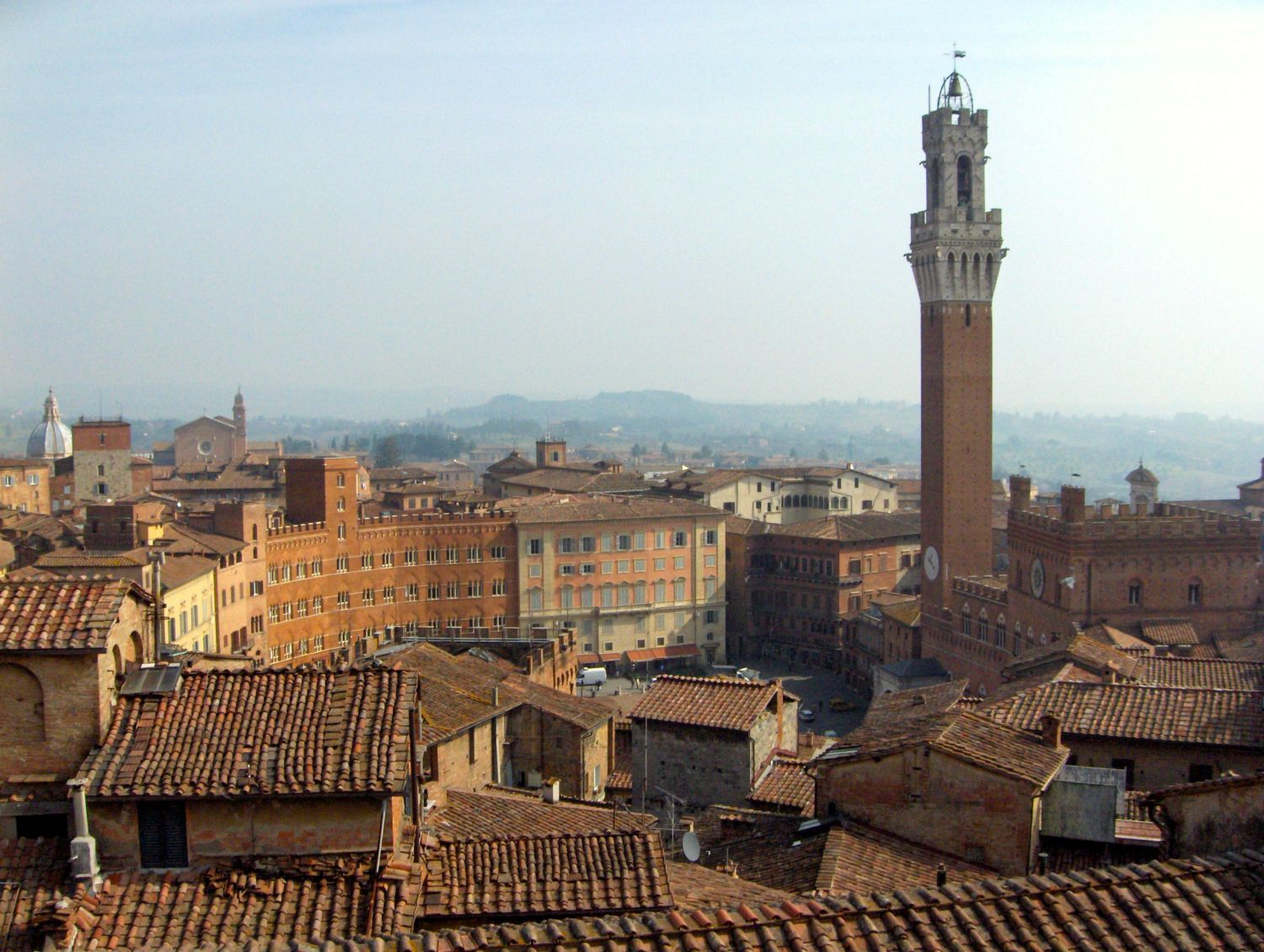 På Piazza del Campo, en skålformet plads, ligger byens rådhus, Publico Palace