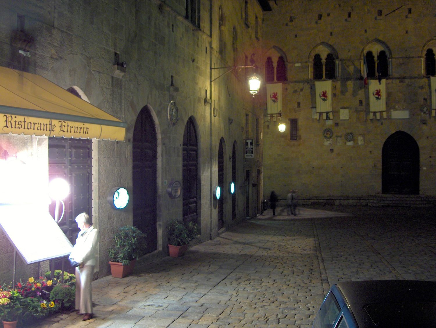 Vi ser på passende restauranter, her på Piazza dei Priori