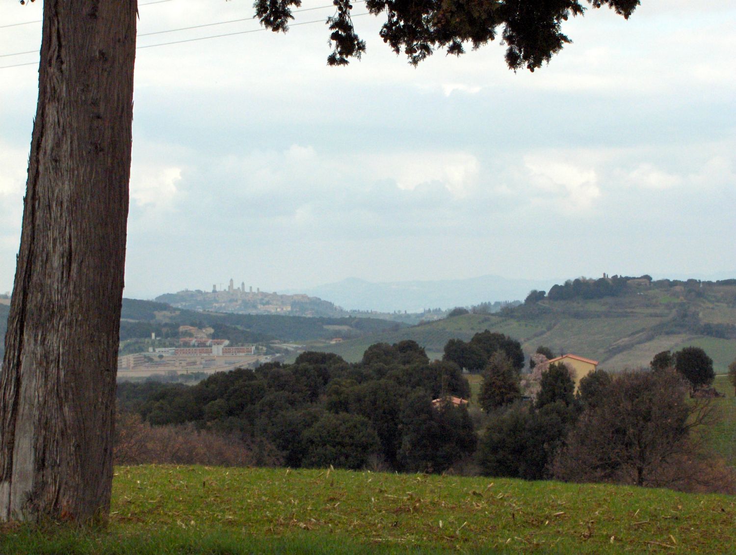 Ude i det fjerne skimtes San Gimignano