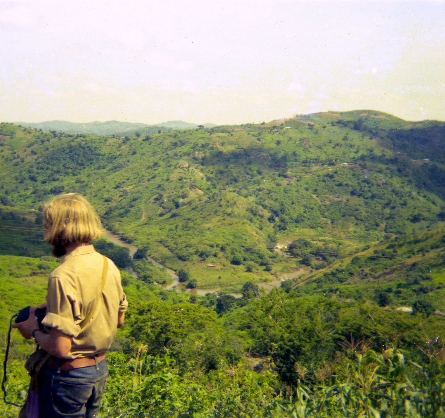 På vej til Peter Mutaris familie. Udsigt over Ragati river, en biflod til Tana River.