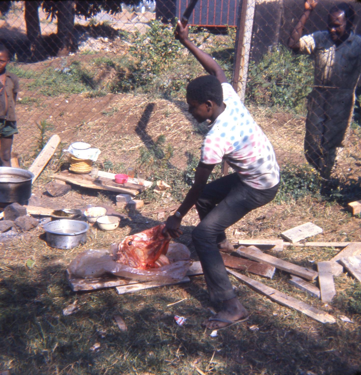 Arusha - en mand er ved at tilberede frokost til de lokale arbejdere