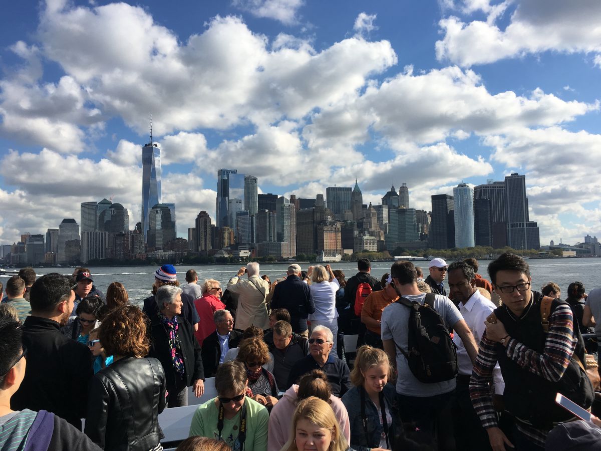Manhattan set fra båden til Frihedsgudinden og Ellis Island