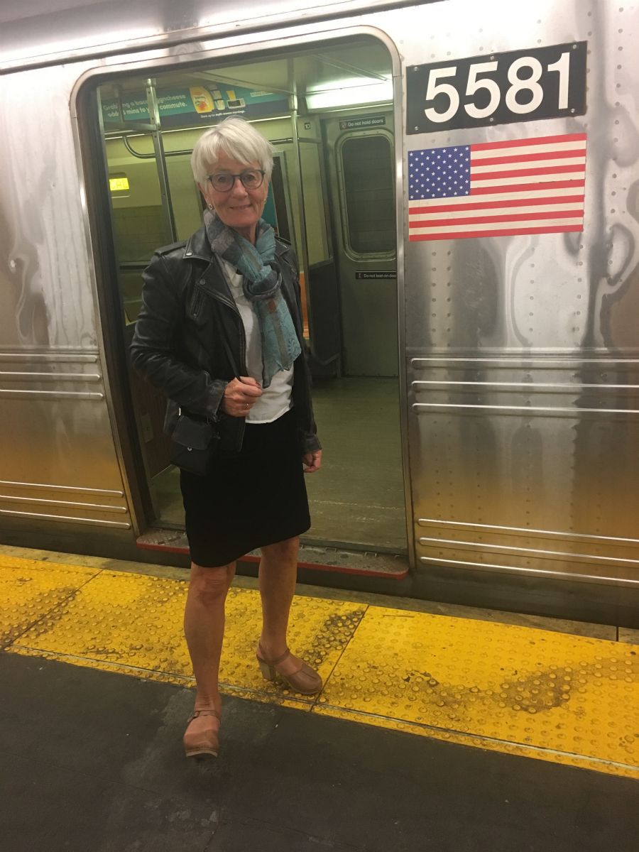 Anne-Grete står af på 59 Street - linje N går til Coney Island