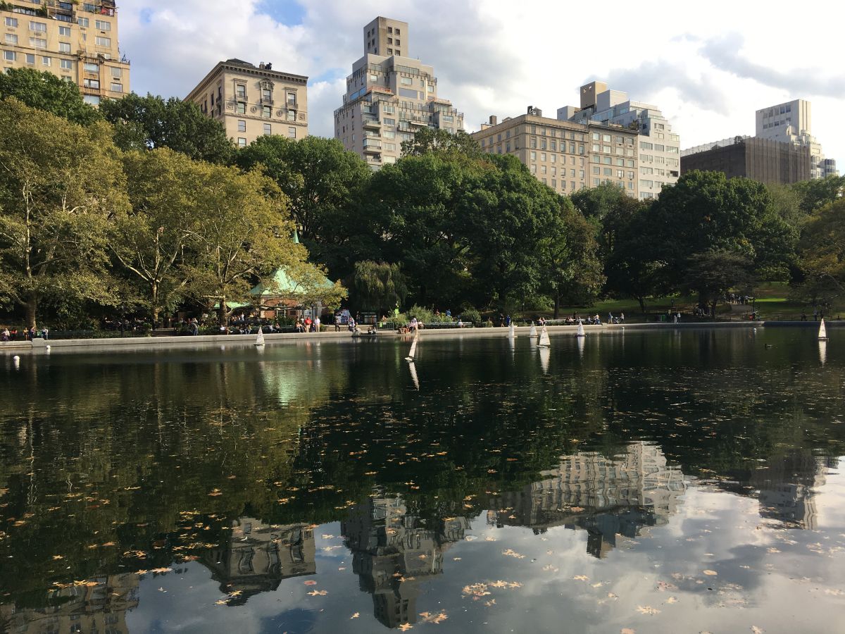 Conservatory Water, med miniatursejlbåde og 5th Avenue bag