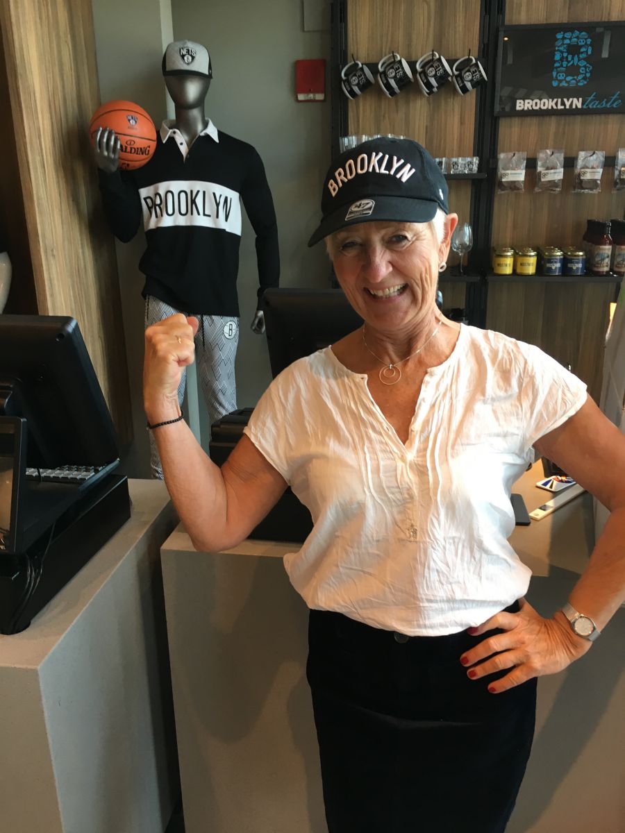 Anne-Grete køber sig en Brooklyn Nets-cap