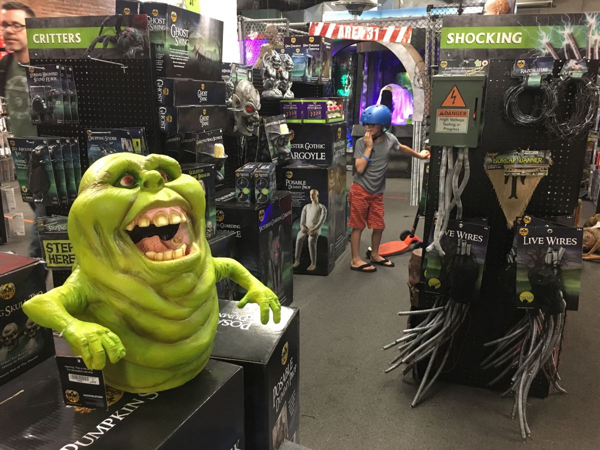I giga halloween-shop ved Atlantic Avenue Barclays Center i Brooklyn