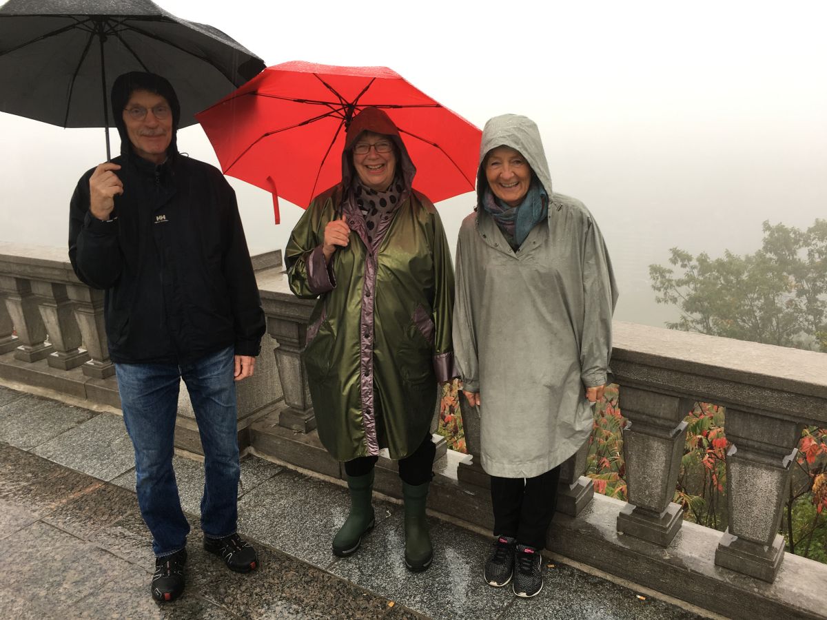 På sightseeing med Thorkild og Heléne på Mont-Royal i Montreal. Feriens eneste regnvejsdag. Tågen ligger tykt, og vi kan intet se!
