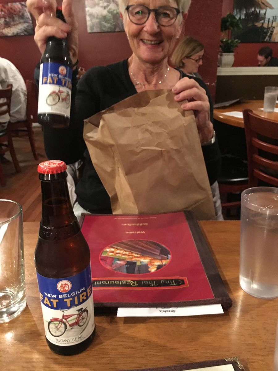 Vi går på thai-restaurant i Winooski, men da den ikke har bevilling, skal vi selv ha drikkevarer med