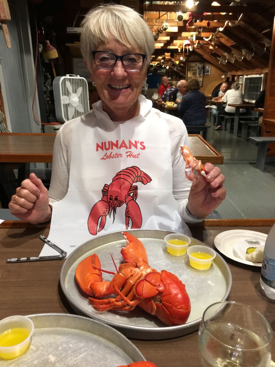 Fruen angriber en hummer i Nunan's Lobster Hut ved Cape Porpoise