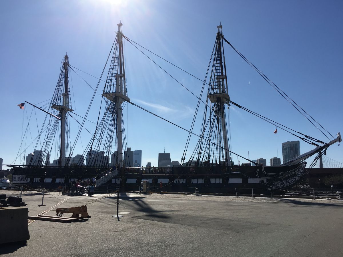 USS Constistution og Bostons skyline
