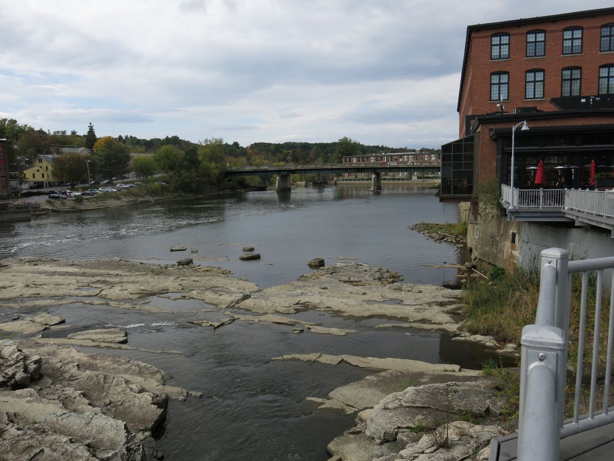 Gamle industribygninger ved Winooski Falls. Det ligner Norge