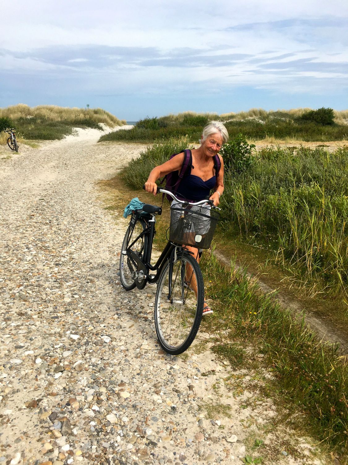 Al transport foregår på cykel, der er kun få biler på øen