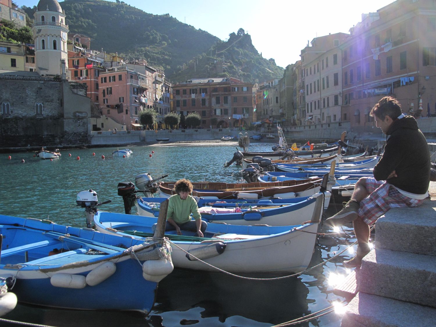 Morgenstemning i havnen i Vernazza.