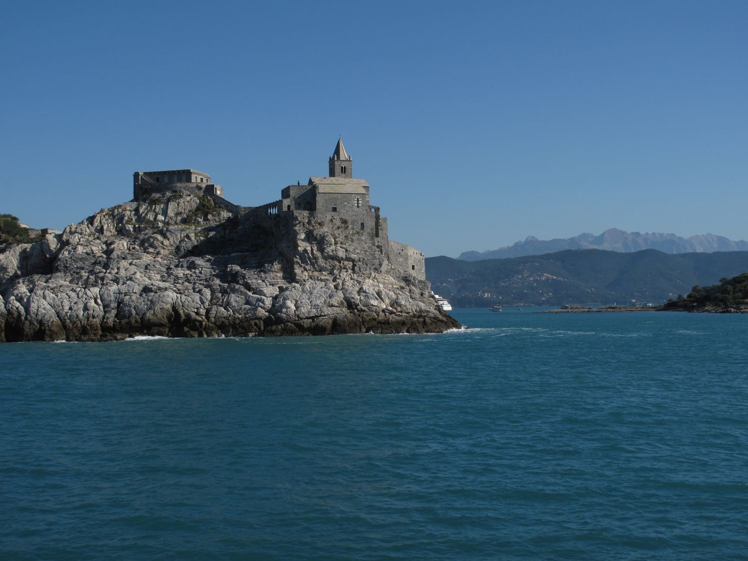 Vi runder pynten med Chiesa di San Pietro ved La Spezia.