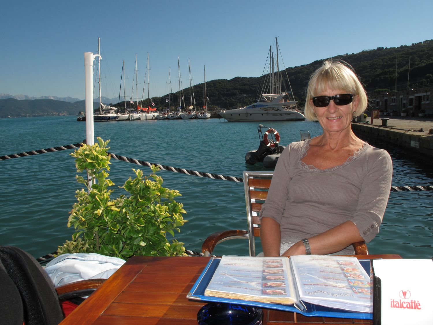 Frokost på havnen i Porto di Portovenere.