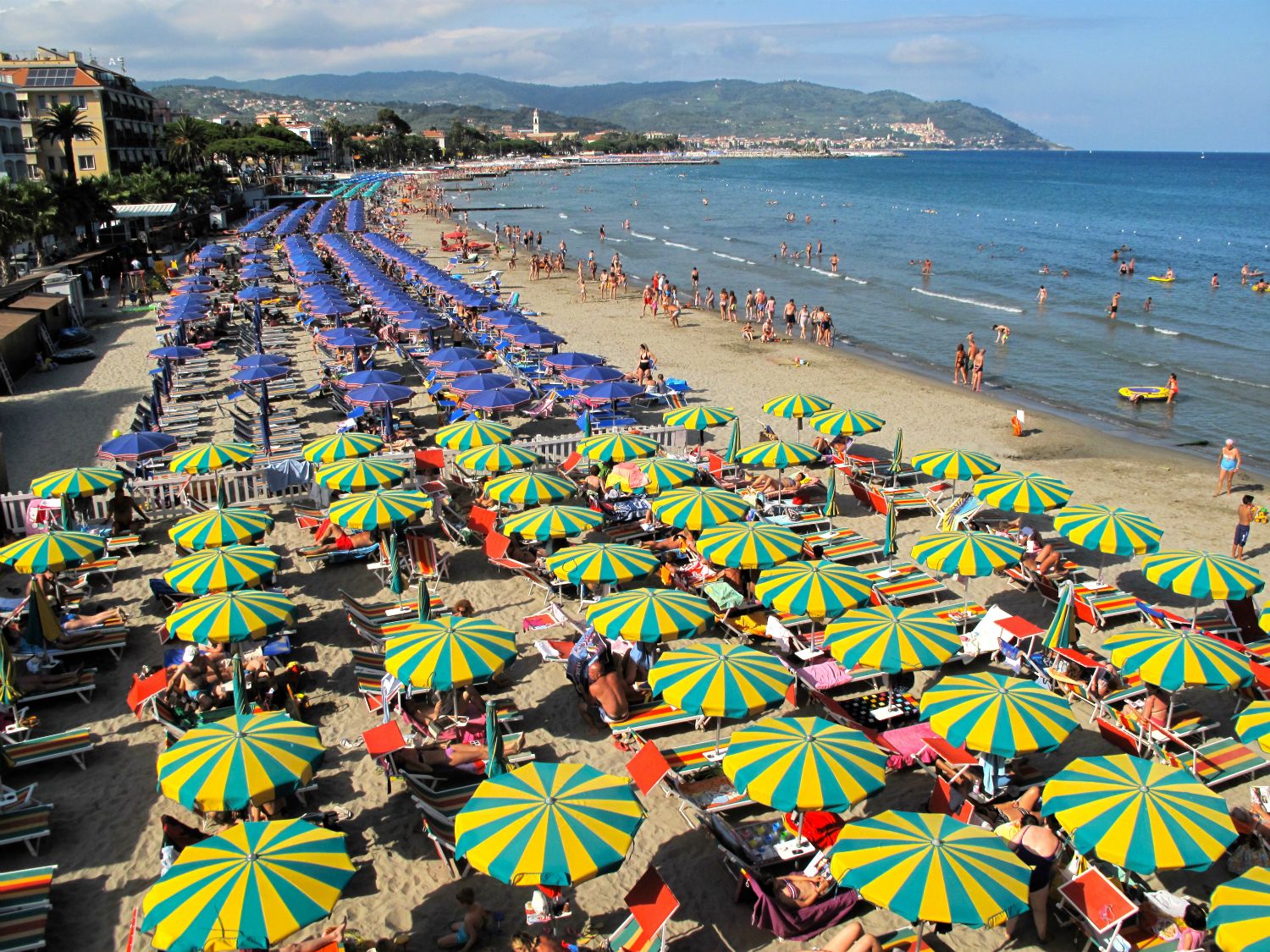 Typisk italiensk strand i Diano Marina