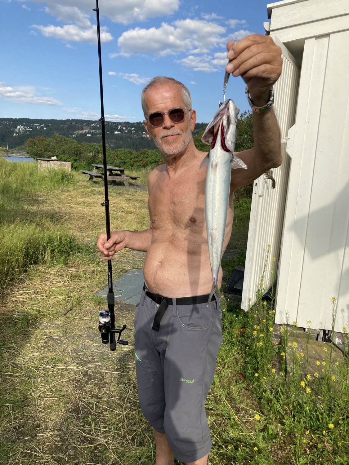 Henrik fisker makrell. De biter nesten for villig.