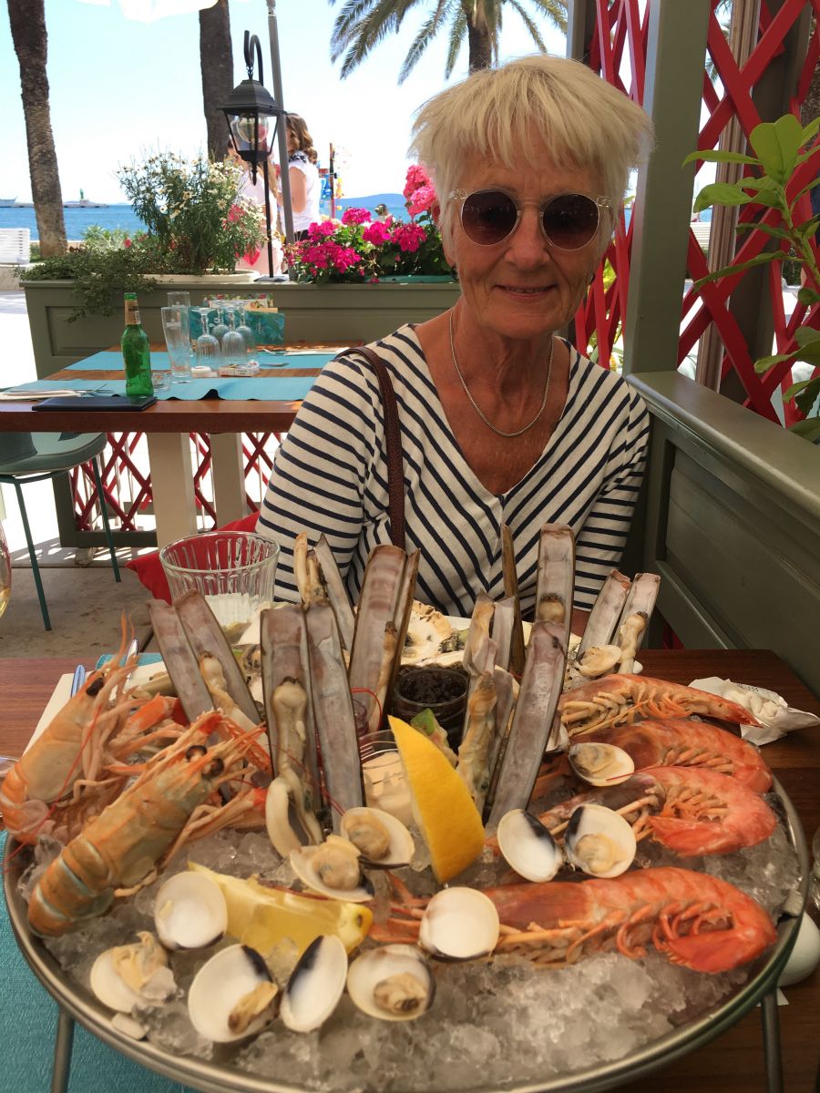 Før første fodtur når vi en bedre skaldyrsfrokost på havnepromenaden i Split.