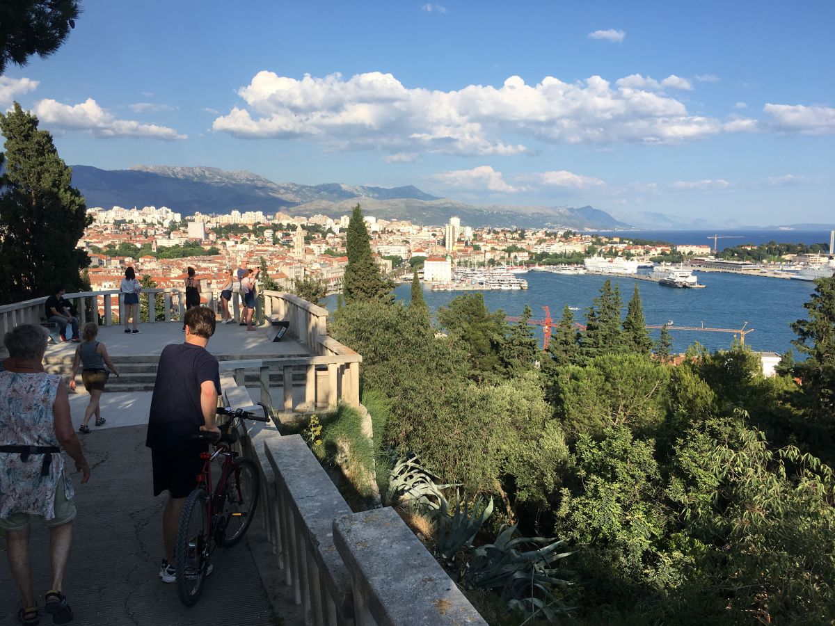 Udsigt over Split i aftenlys.