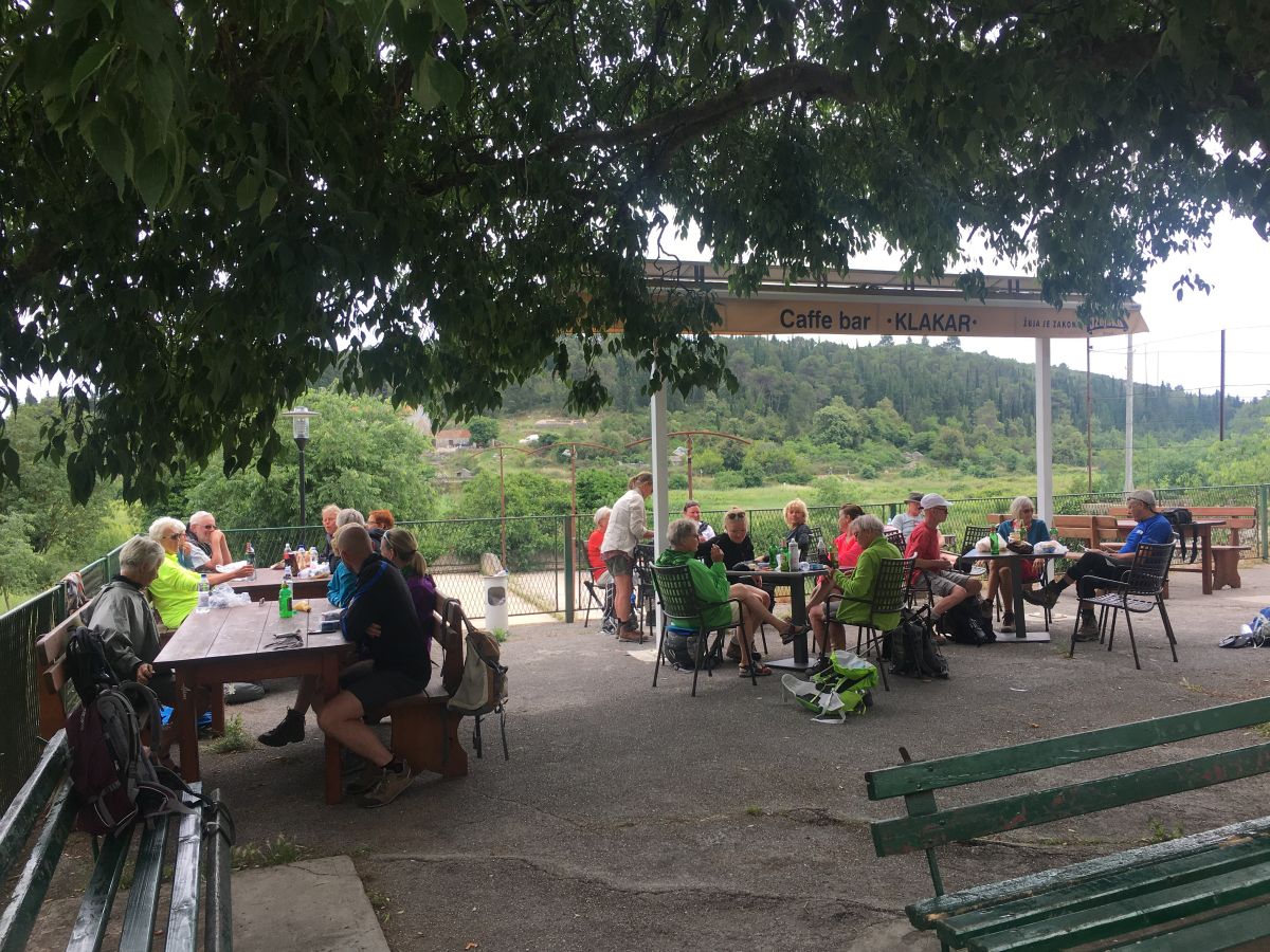 ...så vi intager vores madpakker på byens picnick-plads.