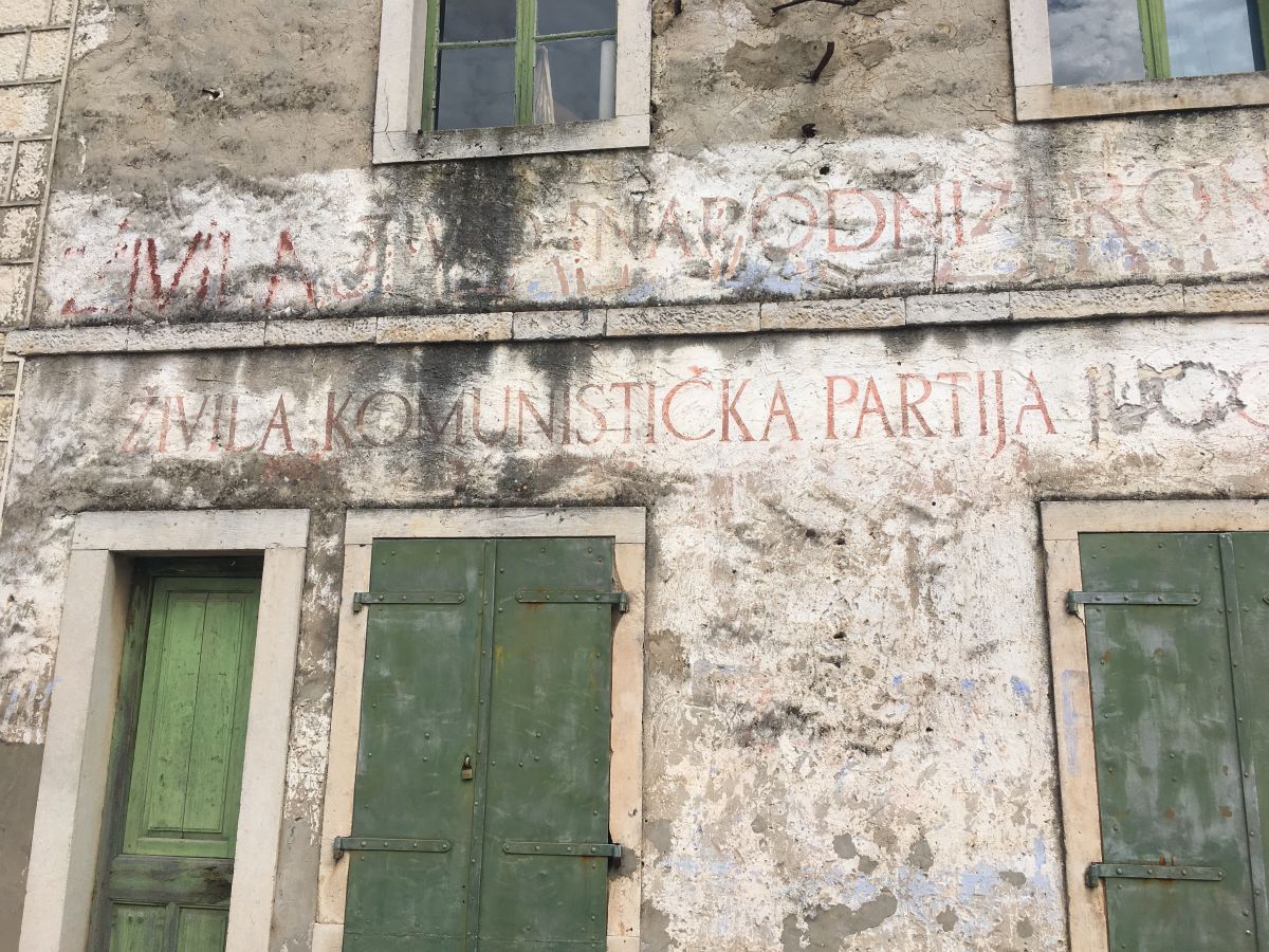 ...til vi nærmer os Korcula by - og det nedlagte kommunist-partikontor.