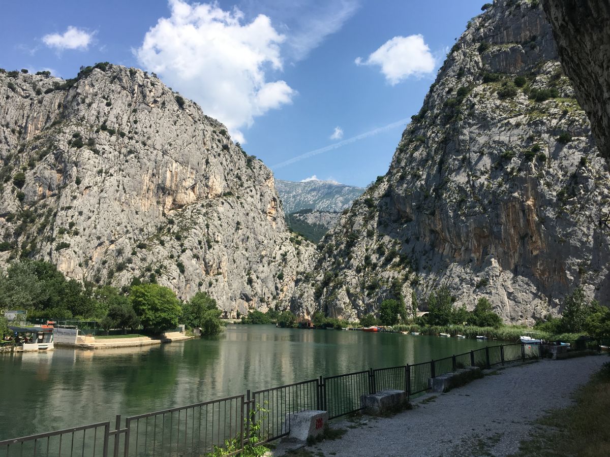 Omis ligger smukt, hvor floden Cetina løber ud gennem en smal slugt i bjergene.