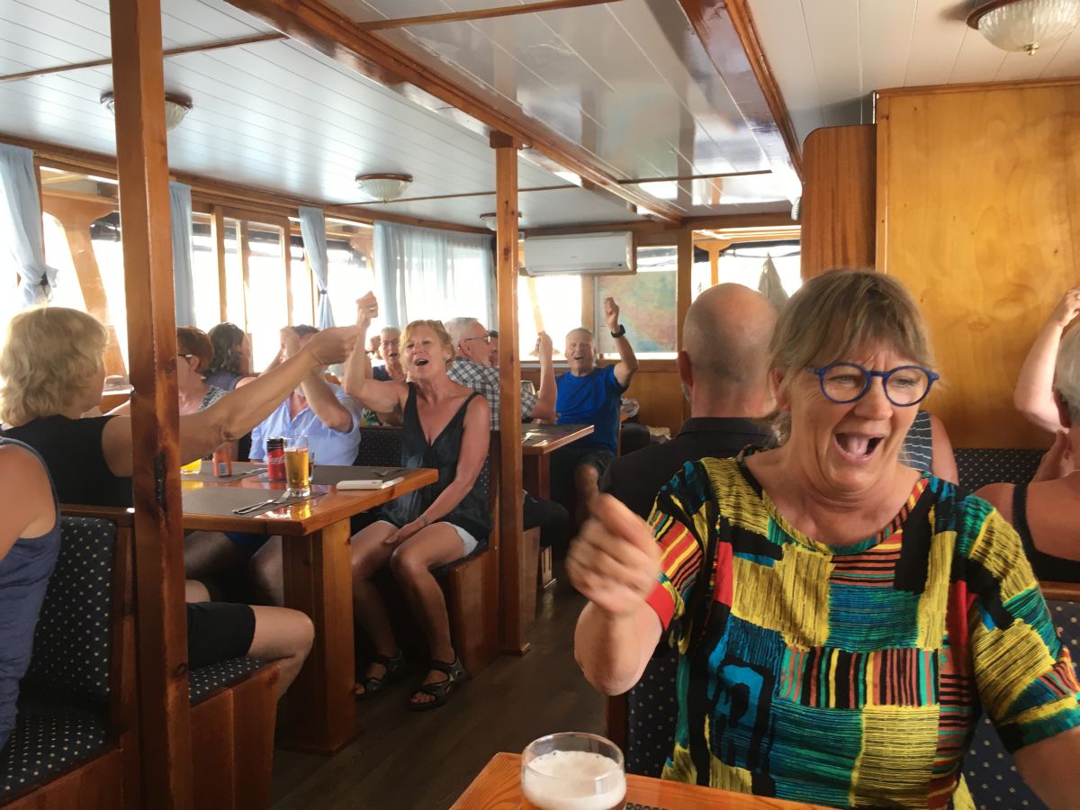 Om eftermiddagen fejres Anne-Gretes 68-årsdag med sang.