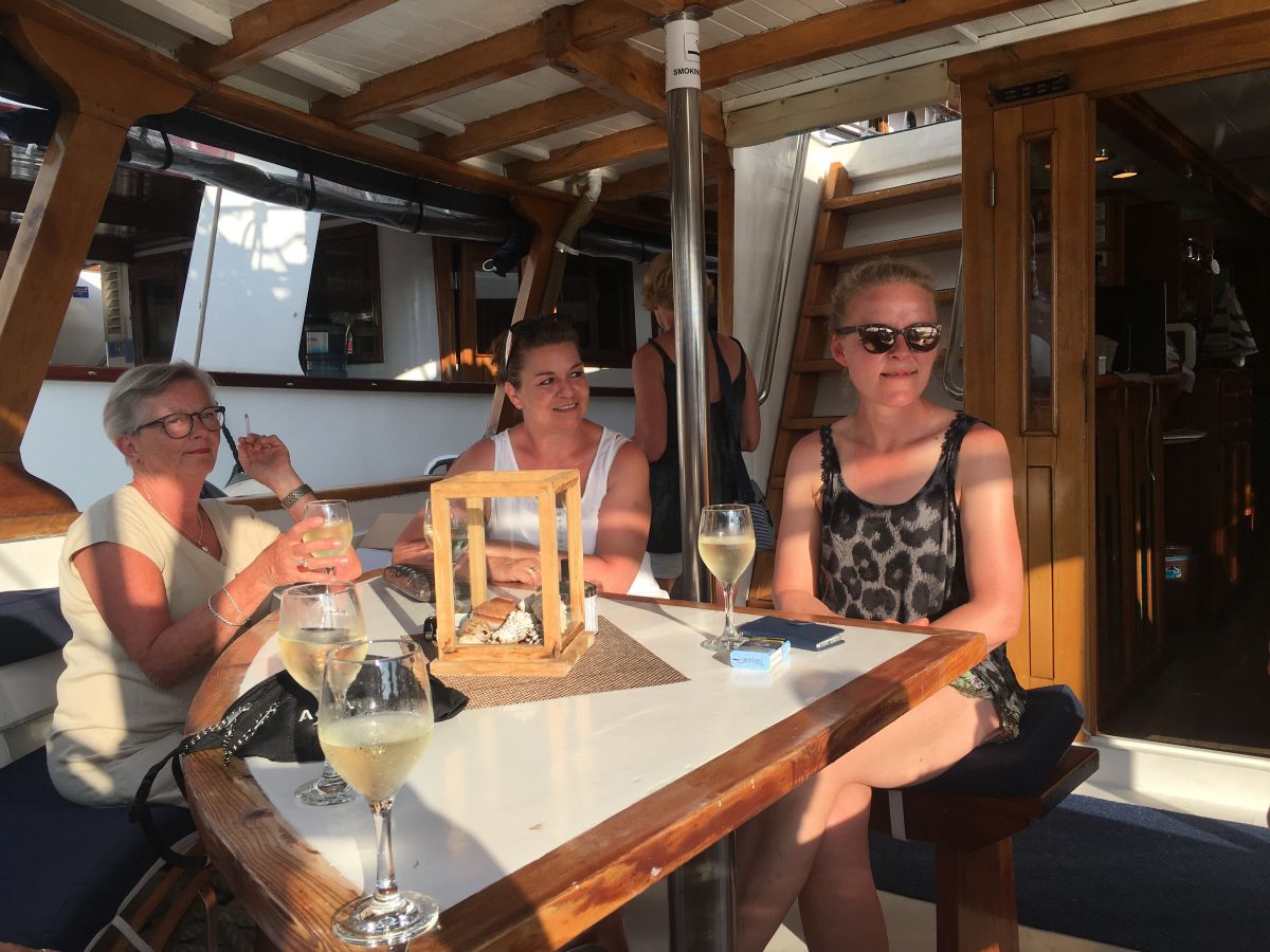 ...mens andre får sig en drink på agterdækket.