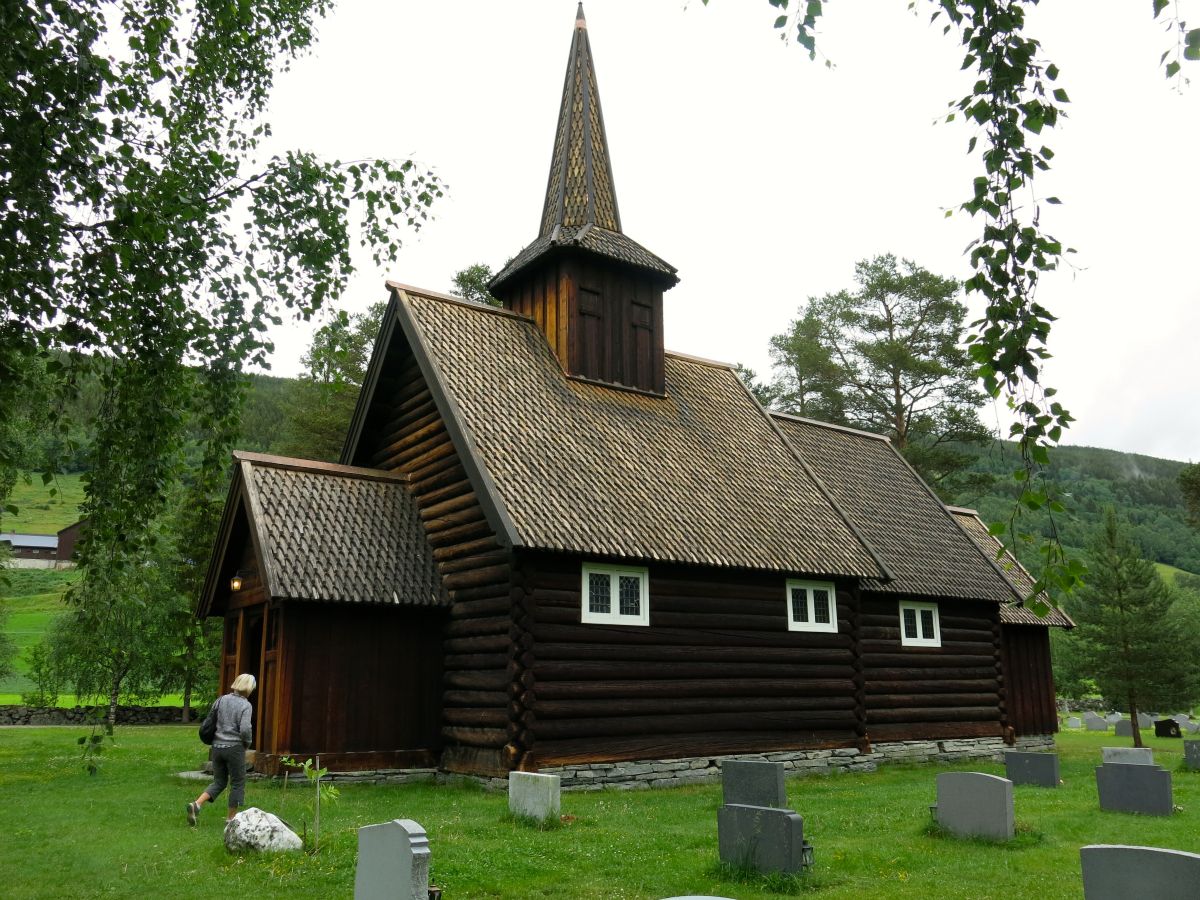 Bjølstad-kapellet med portstolper fra 1000-tallet