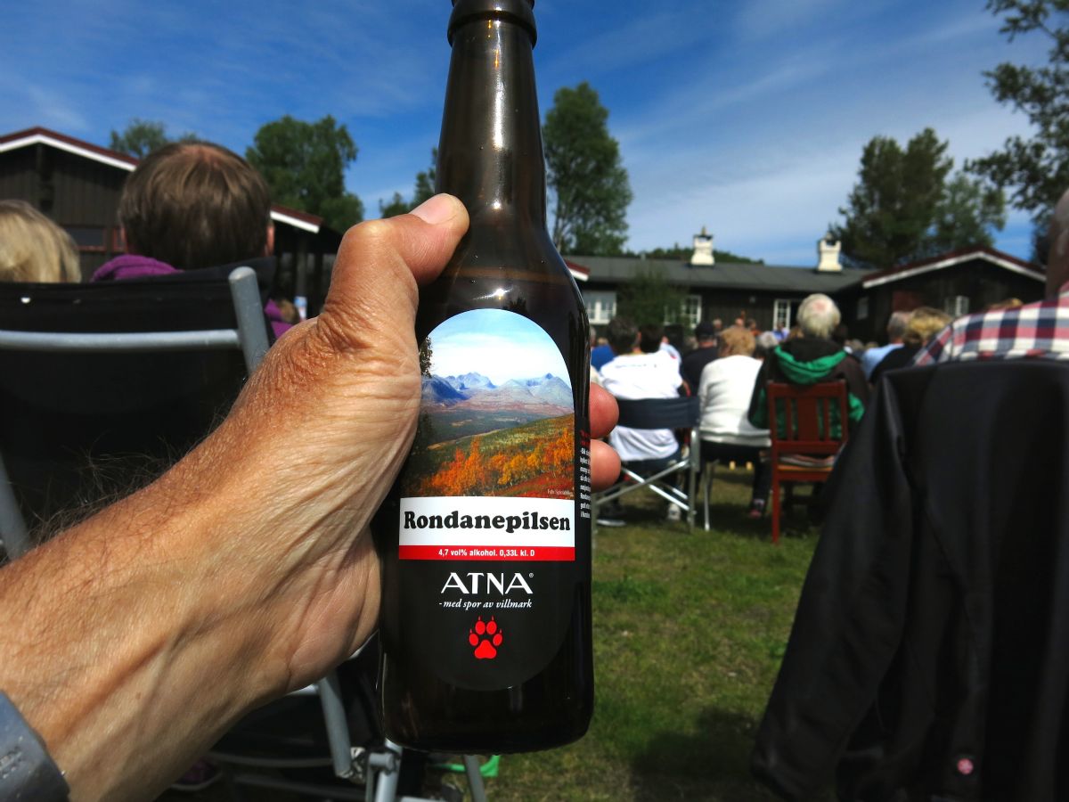 Koncert på Putten seter, med tilhørende drikkevarer