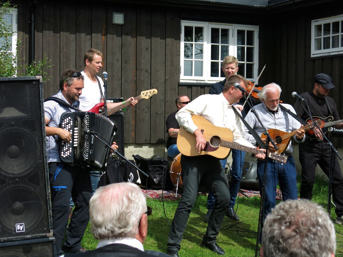 Vømmøl spellmannslag med Hans Rotmo gir Anne-Grete et nostalgisk gensyn
