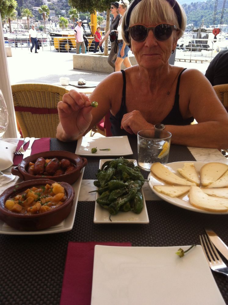 Mandag: Netop ankommet til Port de Soller. Nu skal vi ha tapas! Og vin...