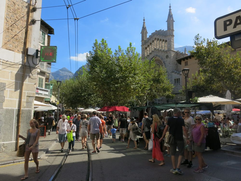 Kirkepladsen i Soller, med Iglesia de Sant Bartomeu. Det er markedsdag